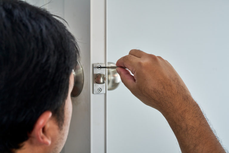 fixing door lock locksmith in lutz, fl